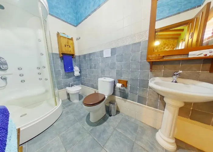 Villa GREDOS RURALRUT cerca del CASTAÑAR de El Tiemblo, Reserva Natural VALLE DE IRUELAS, alojamiento acogedor con cabina hidromasaje, chimenea eléctrica, calefacción, wifi, cocina El Tiemblo