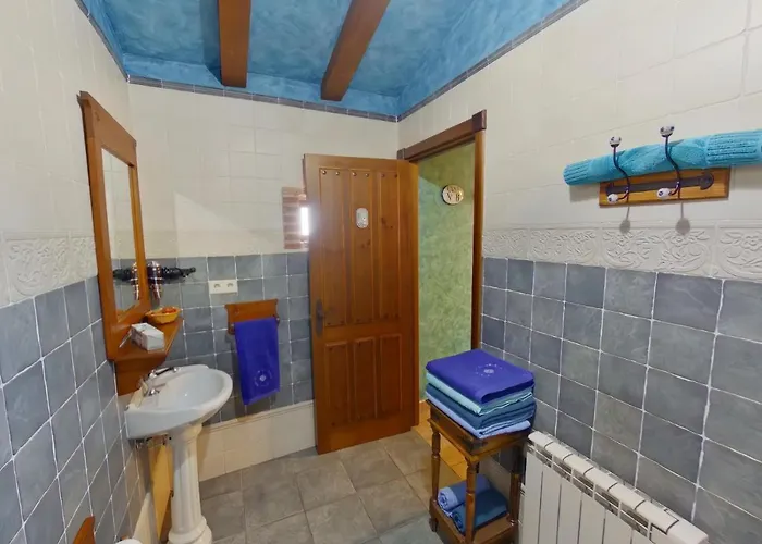 GREDOS RURALRUT cerca del CASTAÑAR de El Tiemblo, Reserva Natural VALLE DE IRUELAS, alojamiento acogedor con cabina hidromasaje, chimenea eléctrica, calefacción, wifi, cocina El Tiemblo