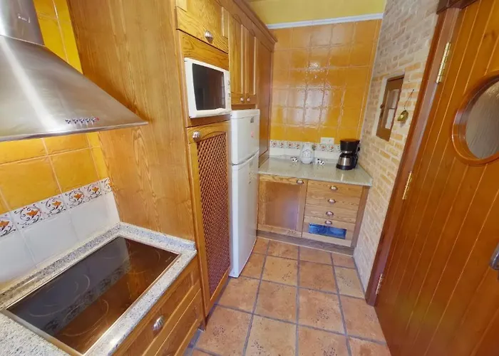 Villa GREDOS RURALRUT cerca del CASTAÑAR de El Tiemblo, Reserva Natural VALLE DE IRUELAS, alojamiento acogedor con cabina hidromasaje, chimenea eléctrica, calefacción, wifi, cocina