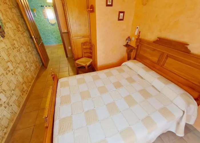 GREDOS RURALRUT cerca del CASTAÑAR de El Tiemblo, Reserva Natural VALLE DE IRUELAS, alojamiento acogedor con cabina hidromasaje, chimenea eléctrica, calefacción, wifi, cocina Villa *