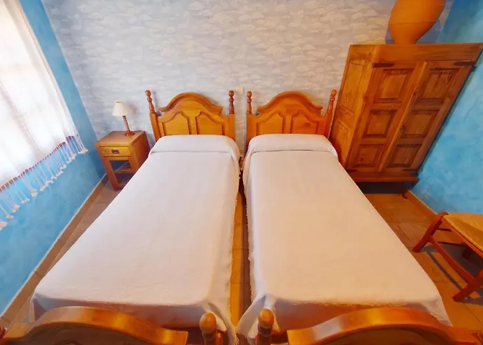 GREDOS RURALRUT cerca del CASTAÑAR de El Tiemblo, Reserva Natural VALLE DE IRUELAS, alojamiento acogedor con cabina hidromasaje, chimenea eléctrica, calefacción, wifi, cocina Villa *