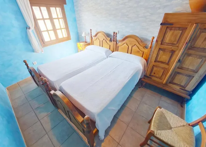 GREDOS RURALRUT cerca del CASTAÑAR de El Tiemblo, Reserva Natural VALLE DE IRUELAS, alojamiento acogedor con cabina hidromasaje, chimenea eléctrica, calefacción, wifi, cocina