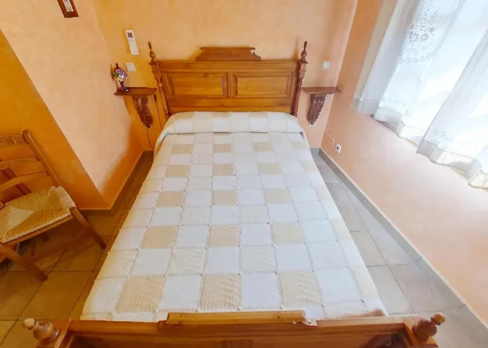 GREDOS RURALRUT cerca del CASTAÑAR de El Tiemblo, Reserva Natural VALLE DE IRUELAS, alojamiento acogedor con cabina hidromasaje, chimenea eléctrica, calefacción, wifi, cocina Villa *