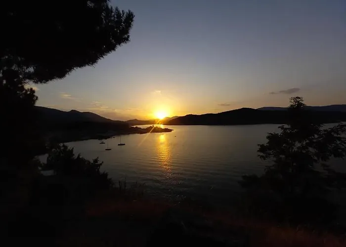 Villa GREDOS RURALRUT cerca del CASTAÑAR de El Tiemblo, Reserva Natural VALLE DE IRUELAS, alojamiento acogedor con cabina hidromasaje, chimenea eléctrica, calefacción, wifi, cocina El Tiemblo