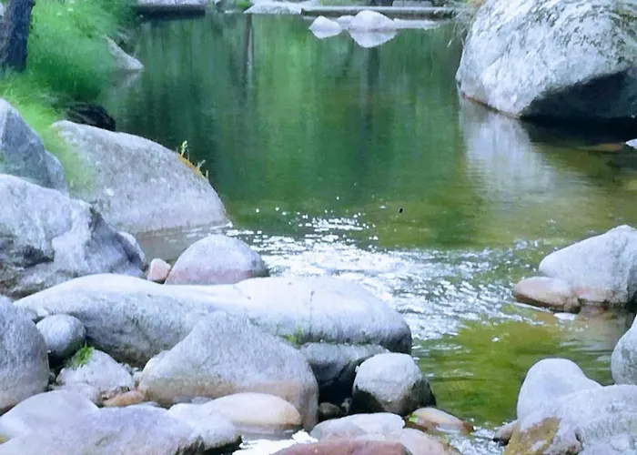 GREDOS RURALRUT cerca del CASTAÑAR de El Tiemblo, Reserva Natural VALLE DE IRUELAS, alojamiento acogedor con cabina hidromasaje, chimenea eléctrica, calefacción, wifi, cocina