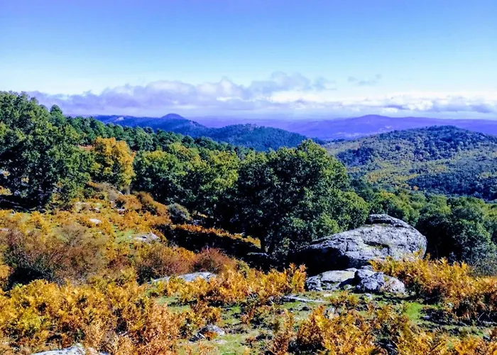 Villa GREDOS RURALRUT cerca del CASTAÑAR de El Tiemblo, Reserva Natural VALLE DE IRUELAS, alojamiento acogedor con cabina hidromasaje, chimenea eléctrica, calefacción, wifi, cocina