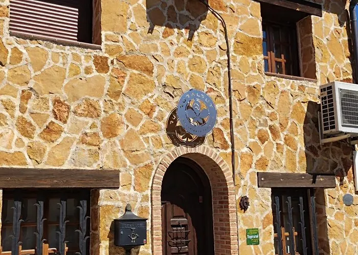 GREDOS RURALRUT cerca del CASTAÑAR de El Tiemblo, Reserva Natural VALLE DE IRUELAS, alojamiento acogedor con cabina hidromasaje, chimenea eléctrica, calefacción, wifi, cocina El Tiemblo