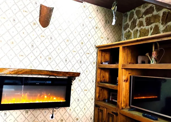 GREDOS RURALRUT cerca del CASTAÑAR de El Tiemblo, Reserva Natural VALLE DE IRUELAS, alojamiento acogedor con cabina hidromasaje, chimenea eléctrica, calefacción, wifi, cocina Villa *