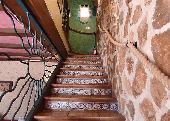 GREDOS RURALRUT cerca del CASTAÑAR de El Tiemblo, Reserva Natural VALLE DE IRUELAS, alojamiento acogedor con cabina hidromasaje, chimenea eléctrica, calefacción, wifi, cocina Villa El Tiemblo